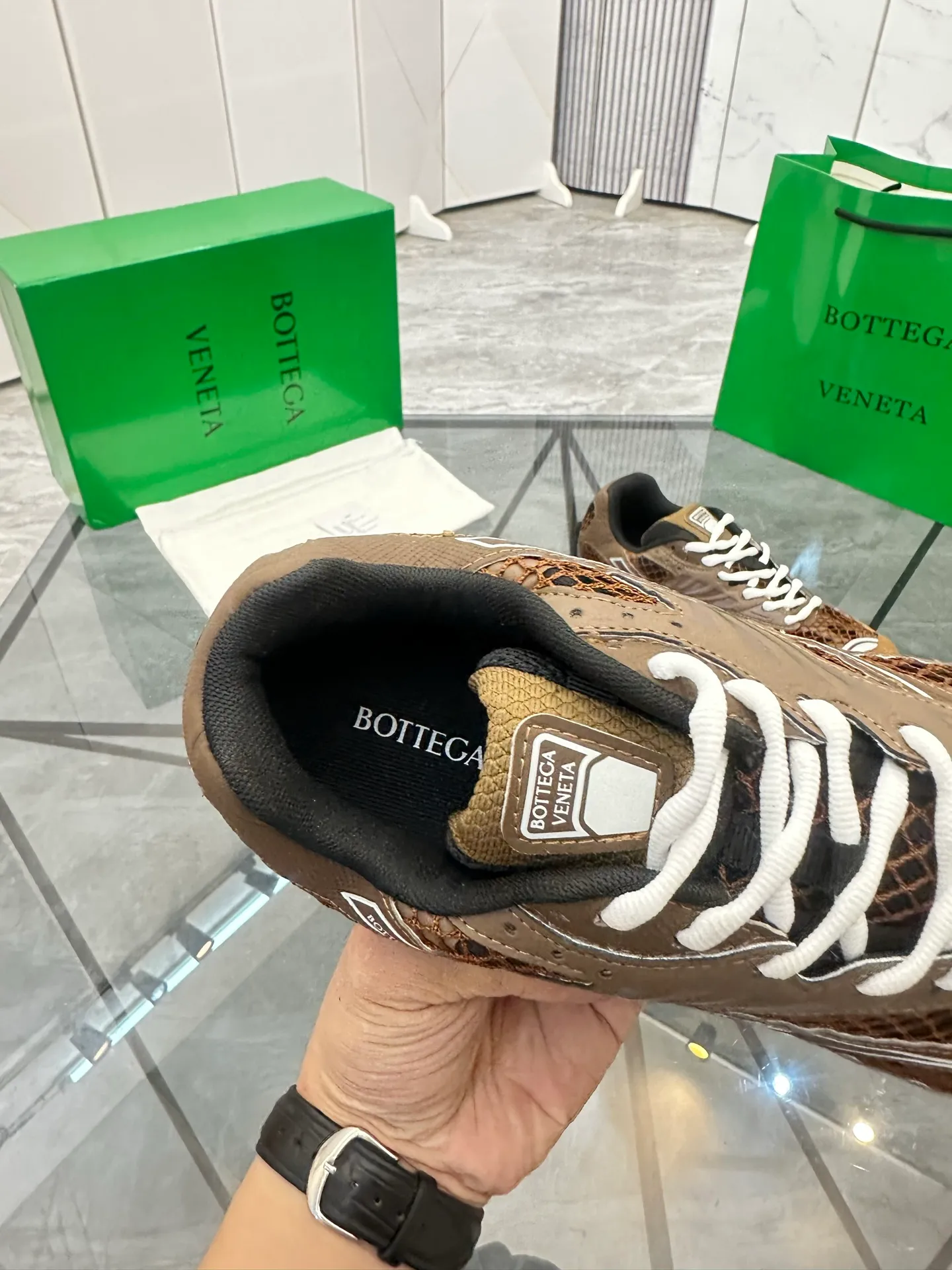 Factory men's shoes 💰: 620💰 (top version) BV Orbit sneakers Wang Yibo's same style couple's dad shoes Runner sneakers, made of lightweight technical mesh fabric. Matched with geometric pattern designed rubber outsole Wang Zha series high version Look for the package craftsmanship The actual height is much higher, but the legs are still slim. Very nice and playable and durable Matching to the standard 💯 Package shoe technology Look for the high version The outsole is made of color-blocked TPU outsole Women's model 35 36 37 38 39 40 41 (40 41 customized) Men's model 38 39 40 41 42 43 44 45. (Customized size 38 45.46) No. H345